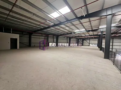 مستودع جديد كلياً | 575 كيلوواط | موقع متميز