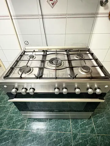 Stainless steel 5-burner gas cooker with oven - working