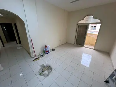شقة غرفتين وصالة _ 2 حمام _ تكييف مركزي _ صيانة على المالك _ موقع مميز قريب من نستو ماركت والسعودي الألماني  44,000 درهم سنوياً _ 4 دفعات _ تأمين شيك