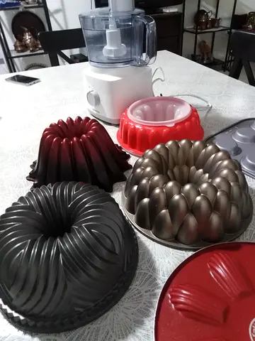 Food proccer plus 9 moulds of several kinds of cake. Big deal