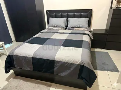 Queen size (160 x 200cm) hydraulic bed with mattress both from home center