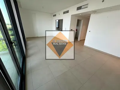 شقة ذكية بمطبخ شبه مغلق وشرفة | إطلالات على الشارع والمسبح | تصميم واسع