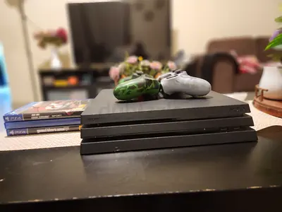 Ps4 pro for sale price 1100 negotiable 3 CDs (gran turrismo,FIFA 23,GTA 5 800gb