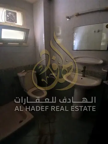متاح للإيجار استوديو مميز في منطقة البوطينة بالشارقة، يتمتع بموقع حيوي قريب من جميع الخدمات الأساسية مثل المطاعم، السوبر ماركت ووسائل النقل، مما يجعله