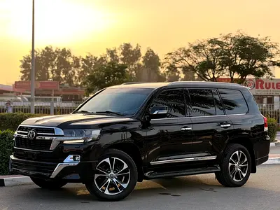 Toyota Land Cruiser GXR V8 Grand Touring 2021 - GCC Specs - Excellent Condition - Original paint