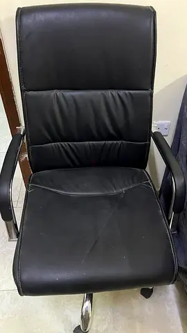 Executive Office Chair – Black Leather – Comfortable