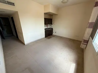 مطبخ شبه منفصل _ مساحه كبيره _ التكييف والتبريد مركزى _ بنايه على الطريق الرئيسي _  سهل المخرج للشارقه ودبي
