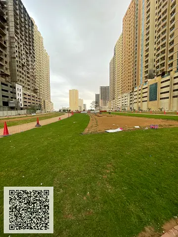 شقة مكونة من 3 غرف نوم بحالة جيدة ومساحتها واسعة متاحة للبيع في مبنى سكني مناسب للعائلات.