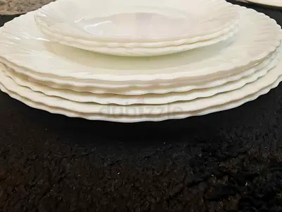 Set of 6 white scalloped ceramic plates