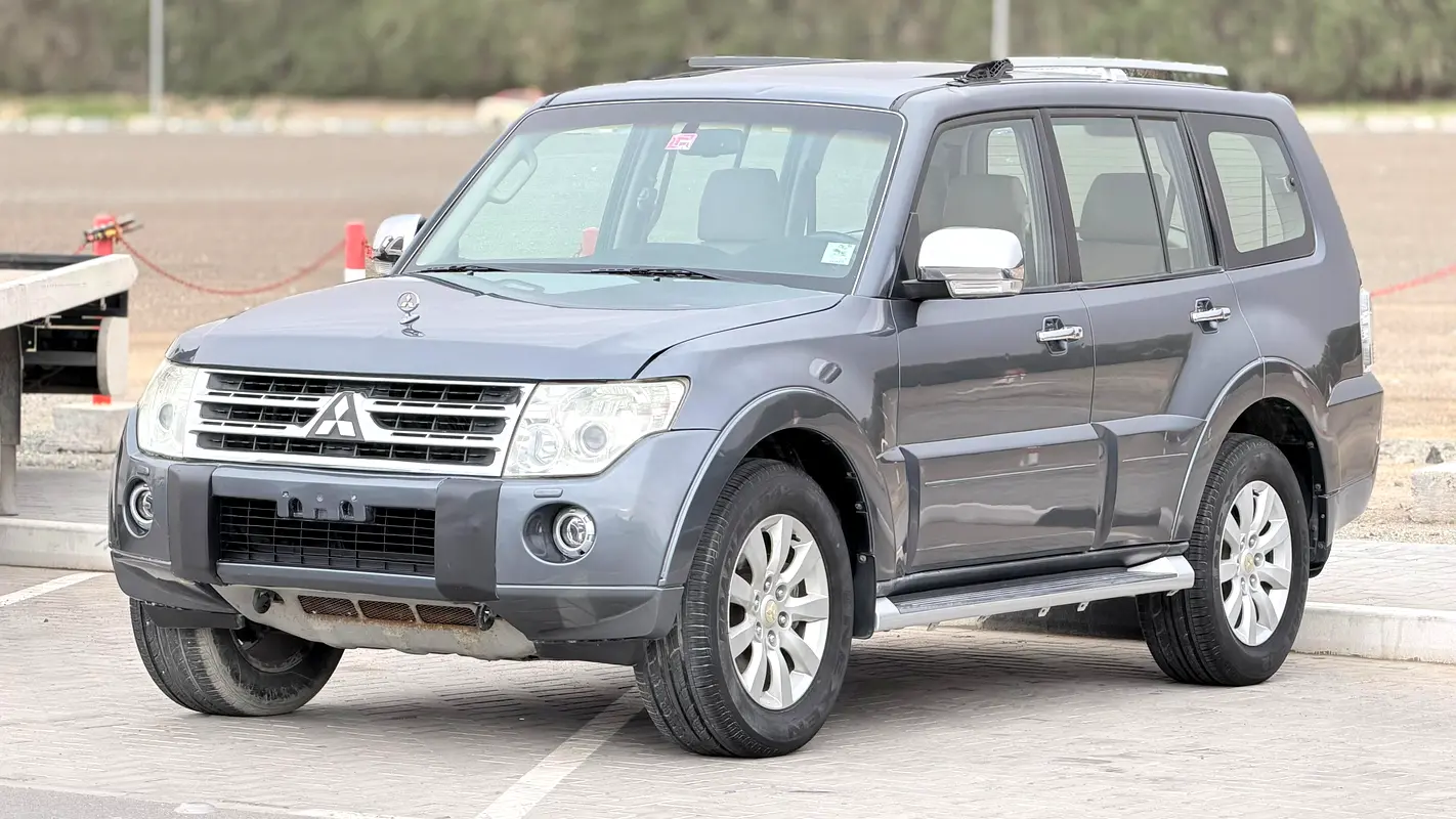 Mitsubishi Pajero 2010 — photo 1 of 14