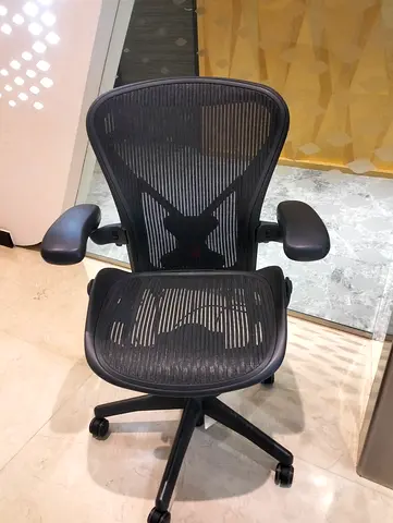 Im for selling Herman Miller Areon classic chair size B size and C full loaded