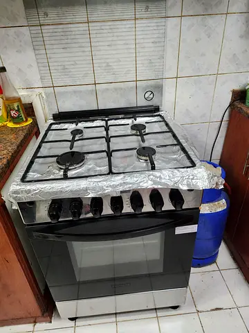 4 NEW Frigidaire Gas Excellent condition Oven