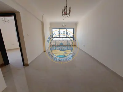 شقة جديدة تمامًا مكونة من غرفتي نوم وصالة، وشرفتين، وحمامين، مع شهر مجاني، بسعر 60 ألف فقط، في موقع مثالي.