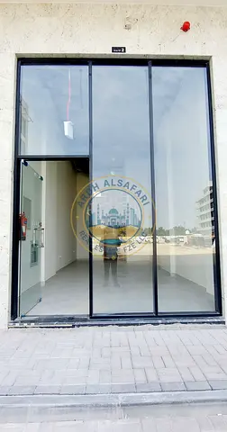محل تجاري للإيجار في موقع متميز. محل واسع في منطقة حيوية ذات حركة مرور عالية، يتمتع برؤية ممتازة. محل تجاري للإيجار بسعر مناسب.