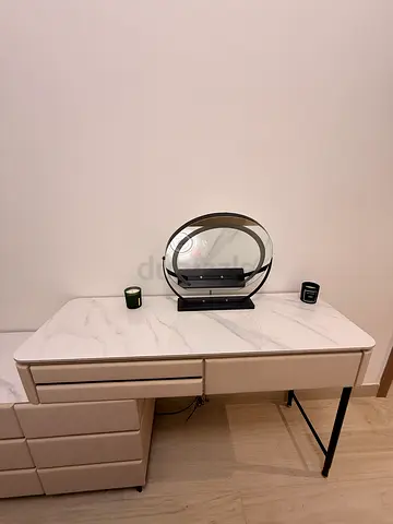 Stylish Modern Dressing Table with Mirror