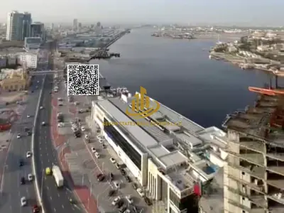 شقة فاخرة بإطلالة مزدوجة على الخور والمدينة في موقع حيوي بعجمان داخل برج حديث بخدمات متكاملة ومساحات واسعة وتصميم أنيق مناسب للسكن والاستثمار