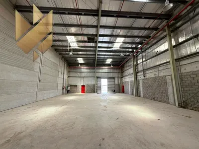 مستودعات جديدة في الصجعة مساحة 3500 قدم مناسبة للتصنيع او التخزين السعر 149500 تأمين 10% كاش ضريبة كاش موقع صناعي مميز