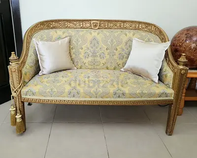 Elegant Vintage Sofa with Decorative Cushions