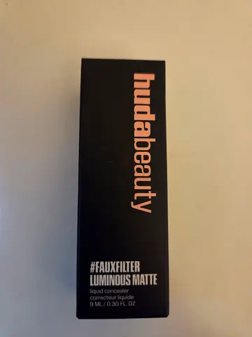 Huda Beauty Faux Filter Luminous Matte Concealer in coconut flakes 2.7N