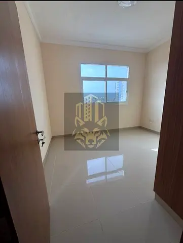 شقة غرفتين وصالة أول ساكن للإيجار بالجرف 3، 3 حمامات، غرف ماستر، بلكونة، خزائن حائط، تكييف مركزي، 44 ألف، 6 دفعات، قريب محمد بن زايد.