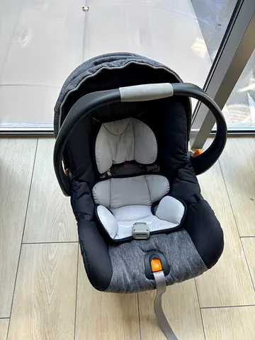 Infant car seat with newborn insert — good condition