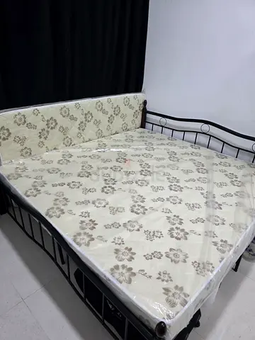 King size 180 x 190 Metal Bed with New Mattress 15cm thick – Never Used