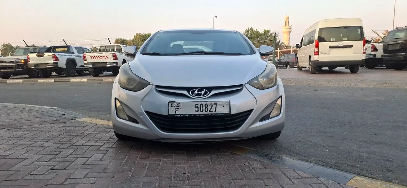 Hyundai Elantra 2015 — photo 1 of 17