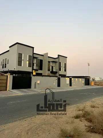 فيلتين متلاصقتين في الحوشي بعائد استثماري ودخل قائم