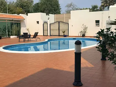 جيم ومسبح مجانا حديقة واسعة باركن مجانا تتكون من طابقين اربع غرف وصالة بمساحات ضخمة غرفة خادمة مطبخ تحضير مطبخ رئيسي موقع متميز قريب من جميع  الخدمات