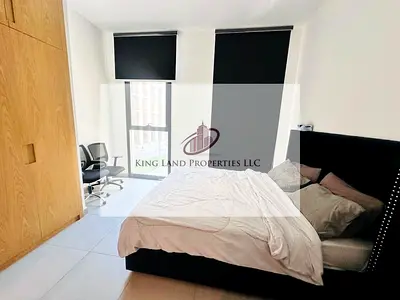 شقة مفروشة جديدة كلياً، غرفة نوم واحدة مع شرفة وحمامين، للإيجار في منطقة الممشى، الشارقة.