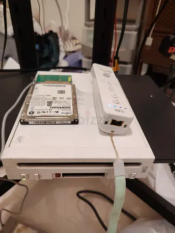 جهاز وي باللون الأبيض فيها ٣٦ لعبه