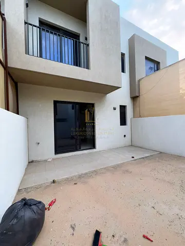 🏡✨ فرصة مميزة للبيع في الشارقة – فيلا تاون هاوس جاهزة للسكن أو الاستثمار ✨🏡