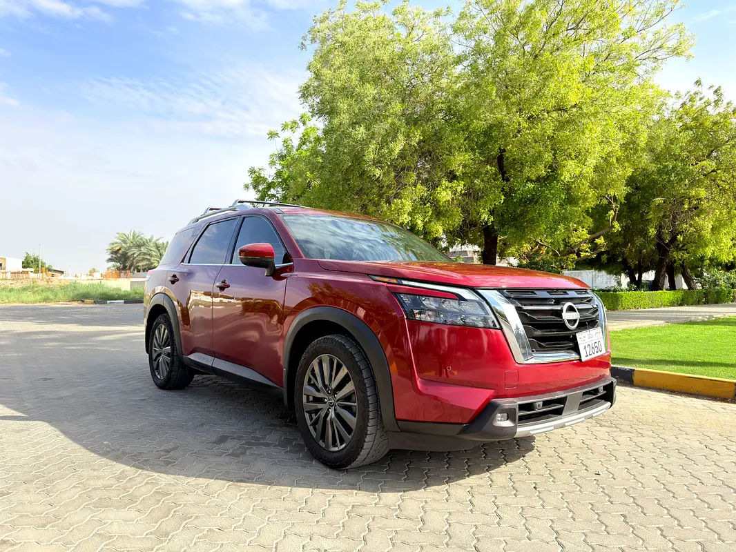 Nissan Pathfinder 2022 — photo 1 of 15