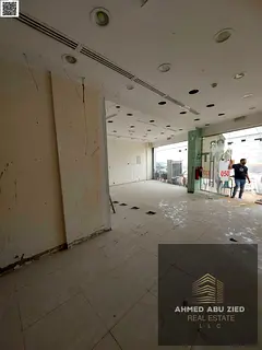 Golden commercial or investment opportunity, spacious 900 sq ft shop suitable for all activities, fr