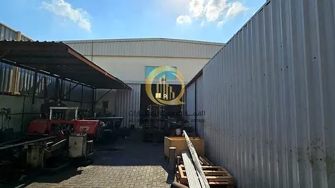 للبيع عقار صناعي في امارة الشارقة منطقة الصجعة الصناعيه  مساحة الارض 2727.4 متر مربع \ 29.358 قدم مربع عبارة عن ثلاث حوط كل حوطة كهرباء