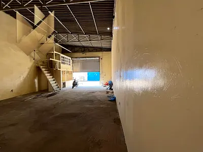 مستودع للايجار بالصناعيه 8 مساحة 1000 قدم