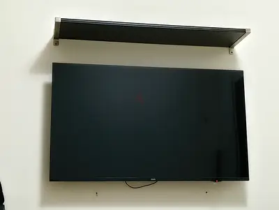 PHILIPS 55 LED TV — wall-mounted, working condition