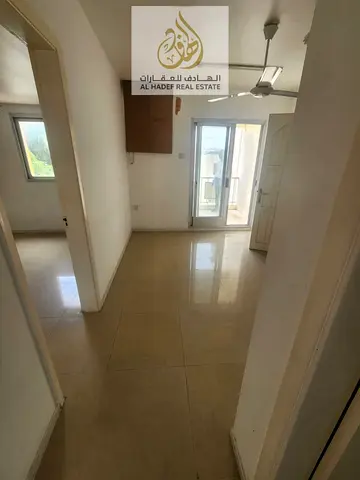 شقة غرفتين وصالة للإيجار في الشارقة الميسلون قرب دوار الكويت مع بلكونة وحديقة وسكن عائلي بموقع هادئ ومميز