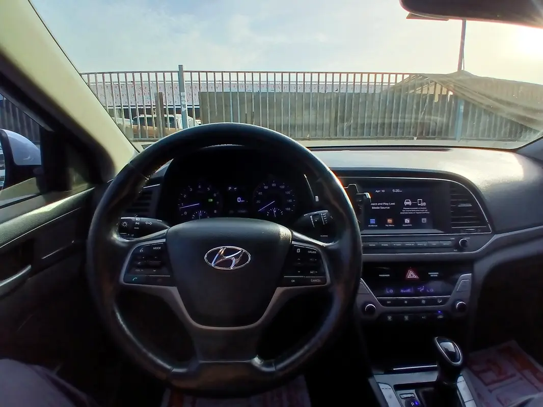 Hyundai Elantra 2018 — photo 1 of 7