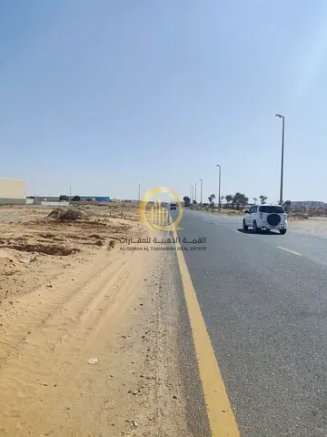 عقار صناعي للبيع منطقه الصجعه الصناعيه الشارقه مكون من 10 مستودعات( زاويه )