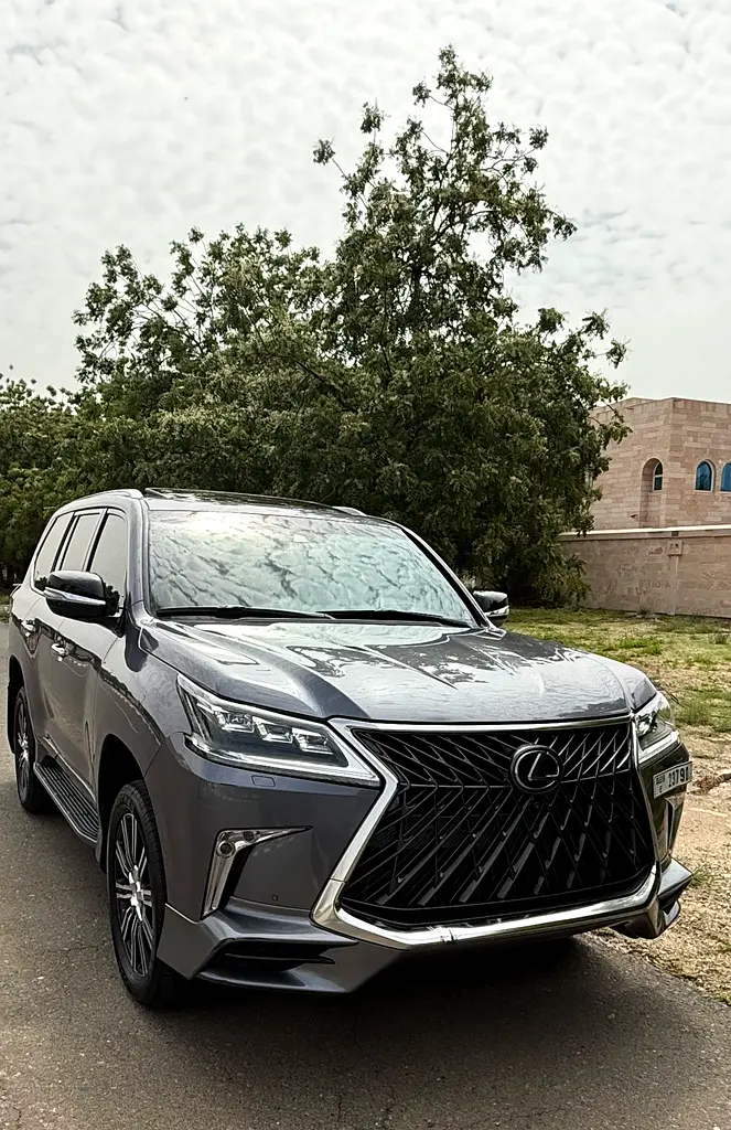 Lexus LX-Series 2018 — photo 1 of 14
