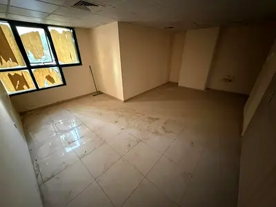 استوديو أرضي للإيجار في الراشدية 3 بمطبخ منفصل ومساحة كبيرة موقع حيوي قريب من الخدمات بسعر مميز