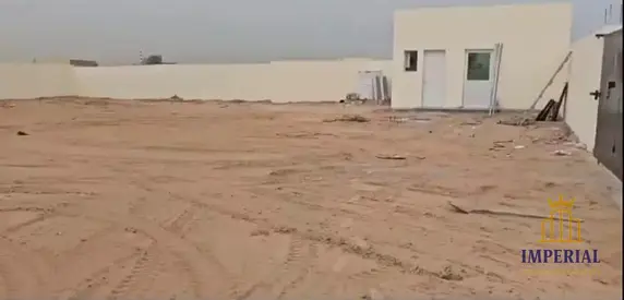 ارض صناعيه مسوره بها مكتب وحمام بدون كهرباء  للايجار