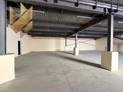 مستودع جديد في الصناعية 18 مساحة 2900 قدم مع ميزانين ونظام حريق كامل مناسب للتخزين السعر 125000 3 دفعات تأمين وضريبة كاش