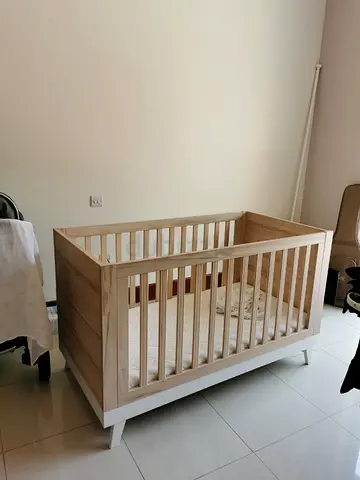Light wood baby crib with mattress - good condition
