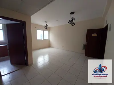 غرفة وصالة تاني ساكن بالغوير على شارع الشرق الرئيسي، تشطيب راقي، تكييف مركزي وغاز مركزي، موقع حيوي قريب الخدمات، الإيجار 26,000 سنوي.