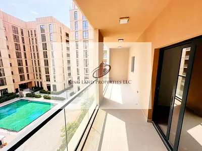 شقة جديدة كلياً بثلاث غرف نوم مع شرفة ومطبخ وغرفة للخادمة ومسبح وصالة رياضية وموقف سيارات مجاني للإيجار في منطقة الممشى بالشارقة.