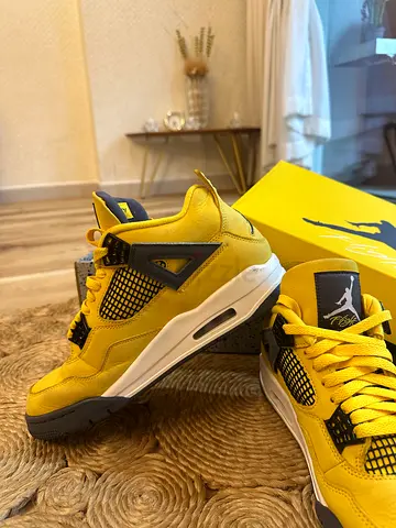 Air Jordan 4 Lightning UK 8.5 Very Clean With Box