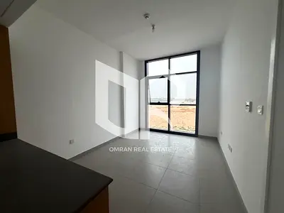 شقة جديدة كلياً للإيجار في موقع مميز داخل الممشى