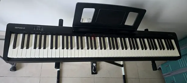 ROLAND FP-10 DIGITAL PIANO
